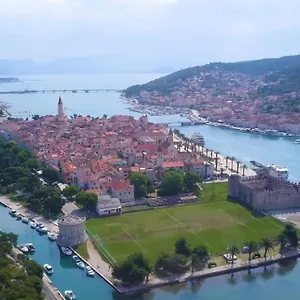 apartments-mira-trogir.hotels-in-trogir.com/